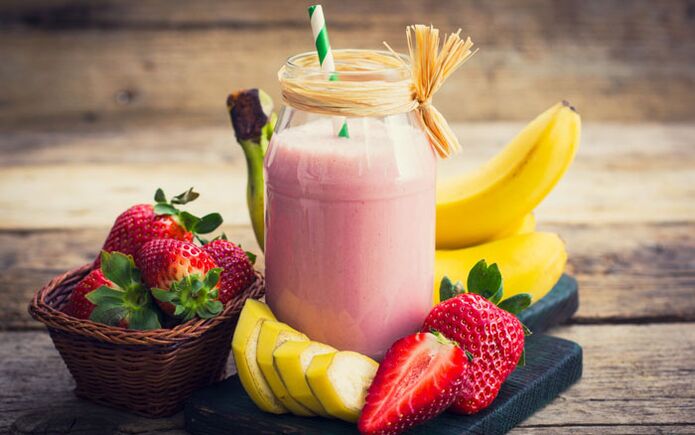Banana and strawberry fruit smoothie in the diet of those who want to lose weight