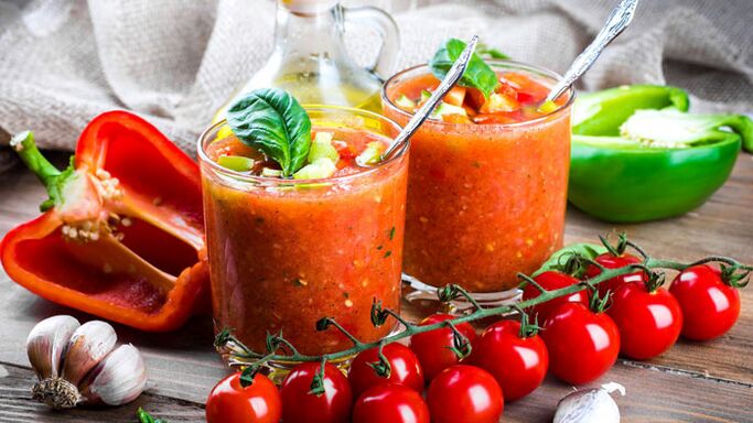 Detox smoothie with cherry tomatoes and bell peppers to give energy and lose weight