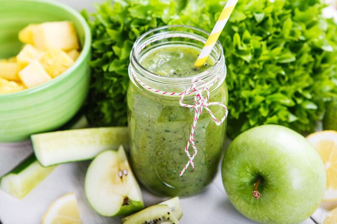 Saturating dinner detox smoothie with banana, apple, spinach, nuts and flax seeds