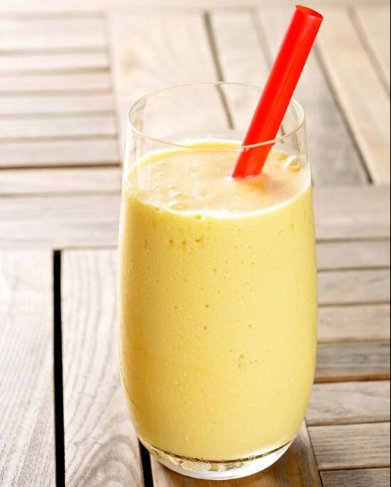 Apple and banana smoothie is a healthy snack for those who want to lose weight in a week